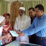 প্রথম ভাতার বই ও টাকা পেলেন বীরঙ্গনা আফিয়া খাতুন