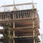 ময়নামতিতে নিরাপত্তা ব্যবস্থা ছাড়াই চলছে বহুতল ভবনের নির্মাণ কাজ