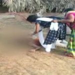 করোনা আক্রান্ত বাবাকে পানি খাওয়ানোর চেষ্টা করায় মেয়েকে সরানোর চেষ্টা মায়ের