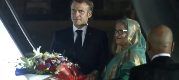 ২ দিনের সফরে ঢাকায় ফরাসি প্রেসিডেন্ট, বিমানবন্দরে রাষ্ট্রীয় সংবর্ধনা
