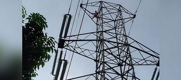 কুমিল্লায় ৩৩ হাজার ভোল্টের বিদ্যুতের টাওয়ারে বসে পা দোলাচ্ছিল যুবক, অত:পর..