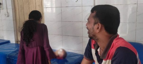 স্বামীকে বাঁচাতে এগিয়ে গেল স্ত্রী, অতঃপর আঘাতে প্রাণ হারায় কোলের শিশুর