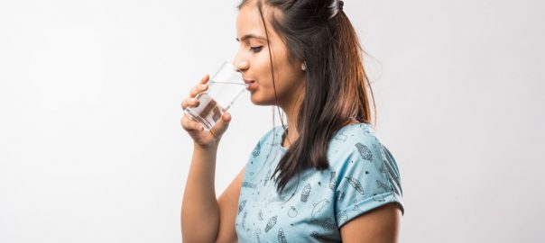খাওয়ার সময় পানি পান করলে কি সমস্যা হয় ?
