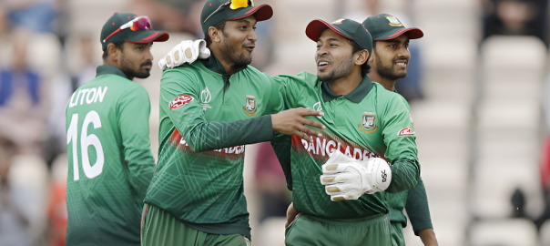 মুশফিকের সঙ্গে ঢাকায় ফিরে এলেন অধিনায়ক সাকিবও
