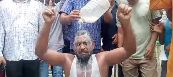 দুধ দিয়ে গোসল করে আ.লীগ কর্মী যোগ দিলেন বিএনপিতে