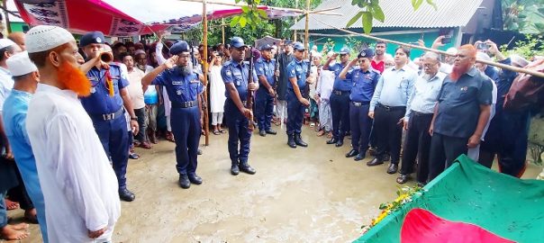 মুরাদনগরে রাষ্ট্রীয় মর্যাদায় মুক্তিযোদ্ধা সফিকুল ইসলামকে দাফন