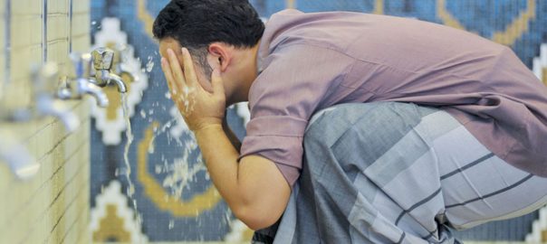 হাফপ্যান্ট পরে অজু করলে অজু হবে?