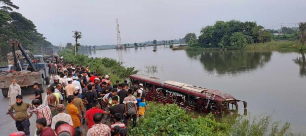 দাউদকান্দিতে সড়ক দূর্ঘটনায় একই পরিবারের ৩জন নিহত