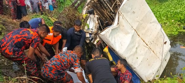 সাতসকালে দুই জেলায় সড়কে ঝরল ১০ প্রাণ