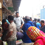 কুমিল্লা চকবাজারে মাইকিং করে ৮৫ টাকায় পেঁয়াজ বিক্রি