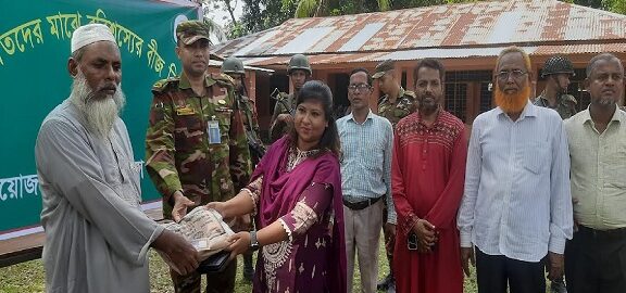 কৃষকদের মাঝে