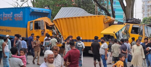 দাউদকান্দিতে ট্রাক কাভার্ডভ্যানের ত্রিমুখী সংঘর্ষ