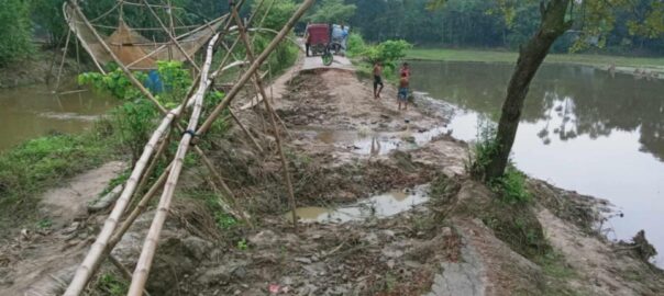ব্রাহ্মণপাড়ায় রাস্তার উপর বাঁশের সাঁকো