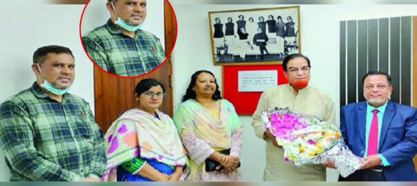 ২২ বছর ধরে প্রধান সহকারি