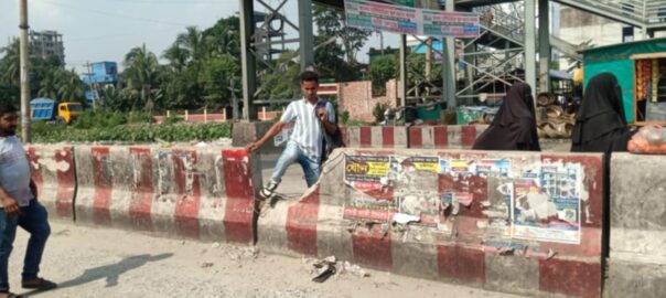 রাতের আধাঁরে কাটা হচ্ছে