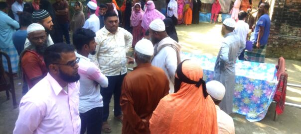 চাঁদপুরে বাবার লাশ দাফনে