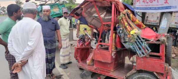 দাউদকান্দিতে প্রাইভেটকার
