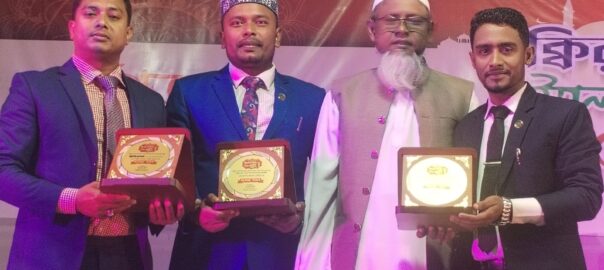 "প্রাক্তন ৩ ছাত্রকে সংবর্ধণা দিলেন শিক্ষক"