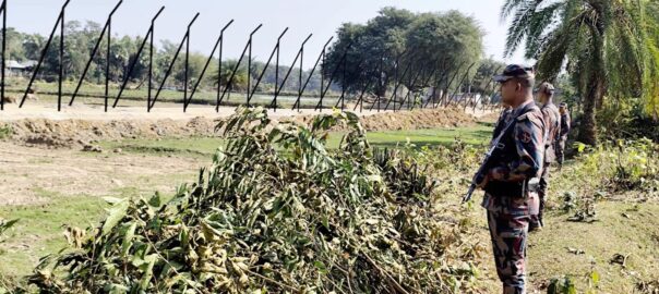 কুমিল্লায় সীমান্তে বিএসএফ বেড়া নির্মাণে ব্যস্ত