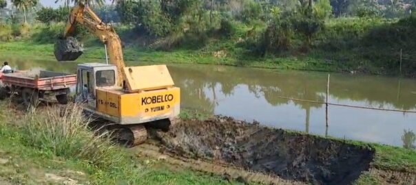 কুমিল্লার সদর দক্ষিণে খালের মাটি কাটার হিড়িক