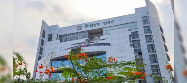 কর্মকর্তাদের সপ্তাহে ১ দিন প্রধান ফটকে