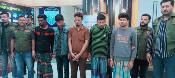 চাঁদপুরে টেবিল হান্ট অপারেশনে যৌথবাহিনীর হাতে অস্ত্রসহ ৫ ডাকাত আটক