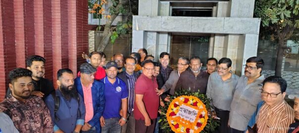 একুশের প্রথম প্রহরে শহীদ মিনারে