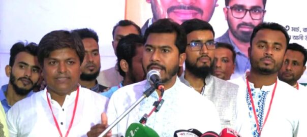 গণ অভূথ্যানে সেনাবাহিনী জনগণের কাঁতারে