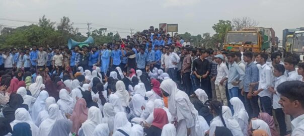 ৬ দফা দাবীতে মহাসড়ক অবরোধ