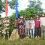 অবৈধ অনুপ্রবেশে আটক ৫ বাংলাদেশিকে কুমিল্লা সীমান্তে বিজিবির কাছে হস্তান্তর