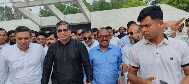 প্রশাসকদের নিয়ে জিয়া, খালেদার মাজারে প্রতিমন্ত্রী মীর শাহে আলম