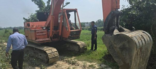 কুমিল্লার হোমনায় অবৈধভাবে কৃষি জমির মাটি কাটায় ভ্রাম্যমাণ আদালতের অভিযান