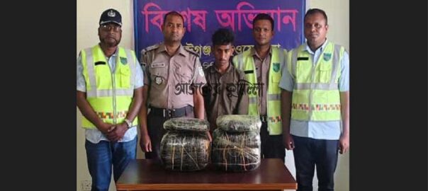 কুমিল্লা মহাসড়কে বাসে তল্লাশি, ১০ কেজি গাঁজাসহ যাত্রী আটক