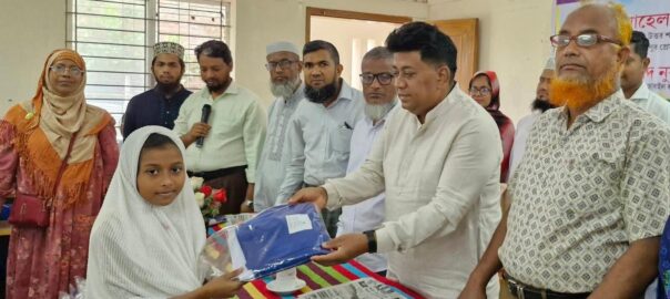 চাঁদপুর প্রেস ক্লাব সভাপতির অর্থায়নে স্কুল ছাত্রীরা পেল বিনামূল্যে নতুন ড্রেস
