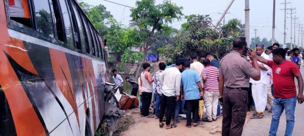 চান্দিনায় যাত্রীবাহী বাস নিয়ন্ত্রণ হারিয়ে খুঁটিতে ধাক্কা, পথচারী নিহত