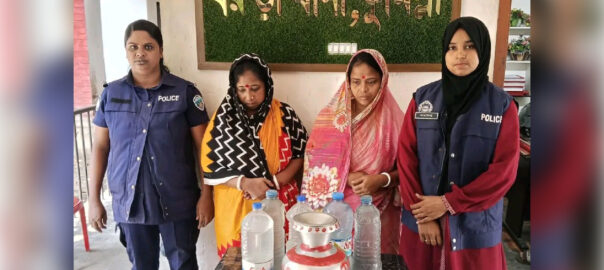 বরুড়ায় পুলিশের অভিযানে দেশীয় মদ উদ্ধার, আটক ২