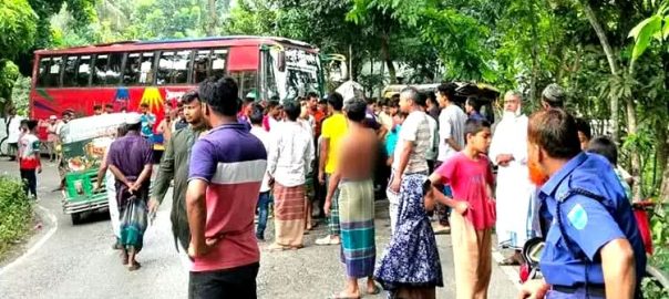 চাঁদপুরে মৃত স্বজনকে দেখতে গিয়ে বাস চাপায় গৃহবধূর মৃত্যু, আহত ৪