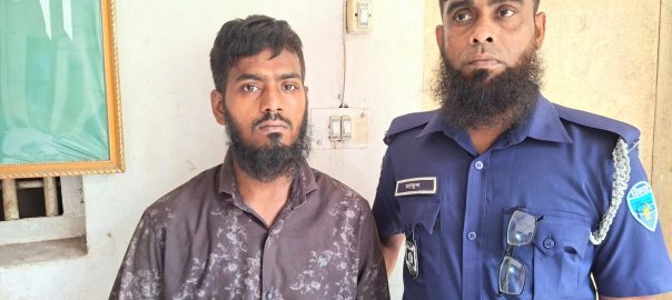 মুরাদনগরে ইয়াবাসহ মাদক কারবারিকে ধরে পুলিশে দিলেন গ্রামবাসী